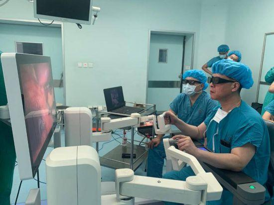 圖2 醫(yī)生控制臺(tái)（佩戴3D眼鏡觀察）